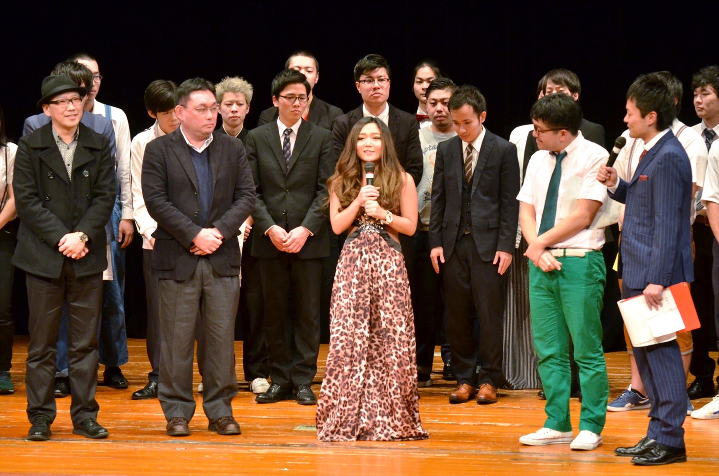 審査員を務めた「ゴッドタン」出演などで知られる、あいな（中央）。