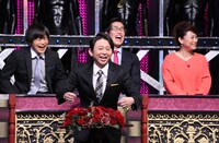「有吉反省会」MCの有吉弘行（手前）と、反省見届け人のバカリズム、岸博幸、友近（後列左から）。(c)日本テレビ