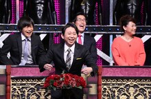 「有吉反省会」MCの有吉弘行（手前）と、反省見届け人のバカリズム、岸博幸、友近（後列左から）。(c)日本テレビ