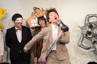 「T.M.Revolutionマイク」を披露するざしきわらしサスケ。