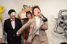 「T.M.Revolutionマイク」を披露するざしきわらしサスケ。