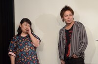 2年連続のライブMC決定に不満気な様子の狩野英孝（右）。