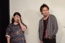 2年連続のライブMC決定に不満気な様子の狩野英孝（右）。