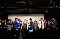 告知コーナーとモグライダーの漫才が同時に展開されているステージ上。