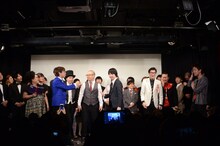 告知コーナーとモグライダーの漫才が同時に展開されているステージ上。