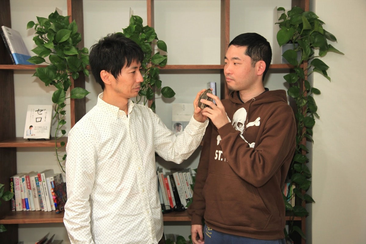 キンコメ高橋の貝エッセイ連載開始、今野との対談でドラマロケにいちゃもん