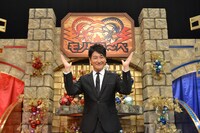 「モノクラ～ベ」のMCを務める堀潤。(c)BSスカパー！