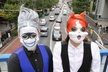 ウィスパーとジバニャンのものまねメイクを施されたピスタチオ。