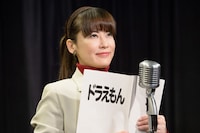 大山のぶ代役を演じる鈴木砂羽。(c)NHK