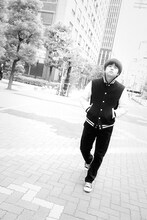 「+act.（プラスアクト）」2016年1月号表紙に登場するバカリズム。