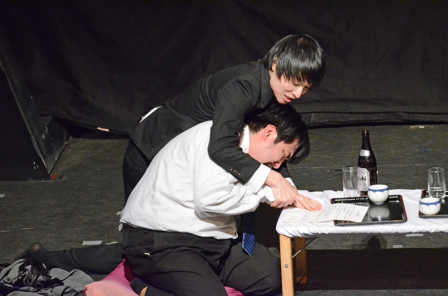 コント「接待」のワンシーン。