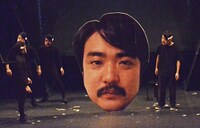 ネタ転換中に運ばれた空気階段・鈴木の特大顔パネル。