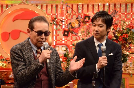 左から、タモリ、堺雅人。