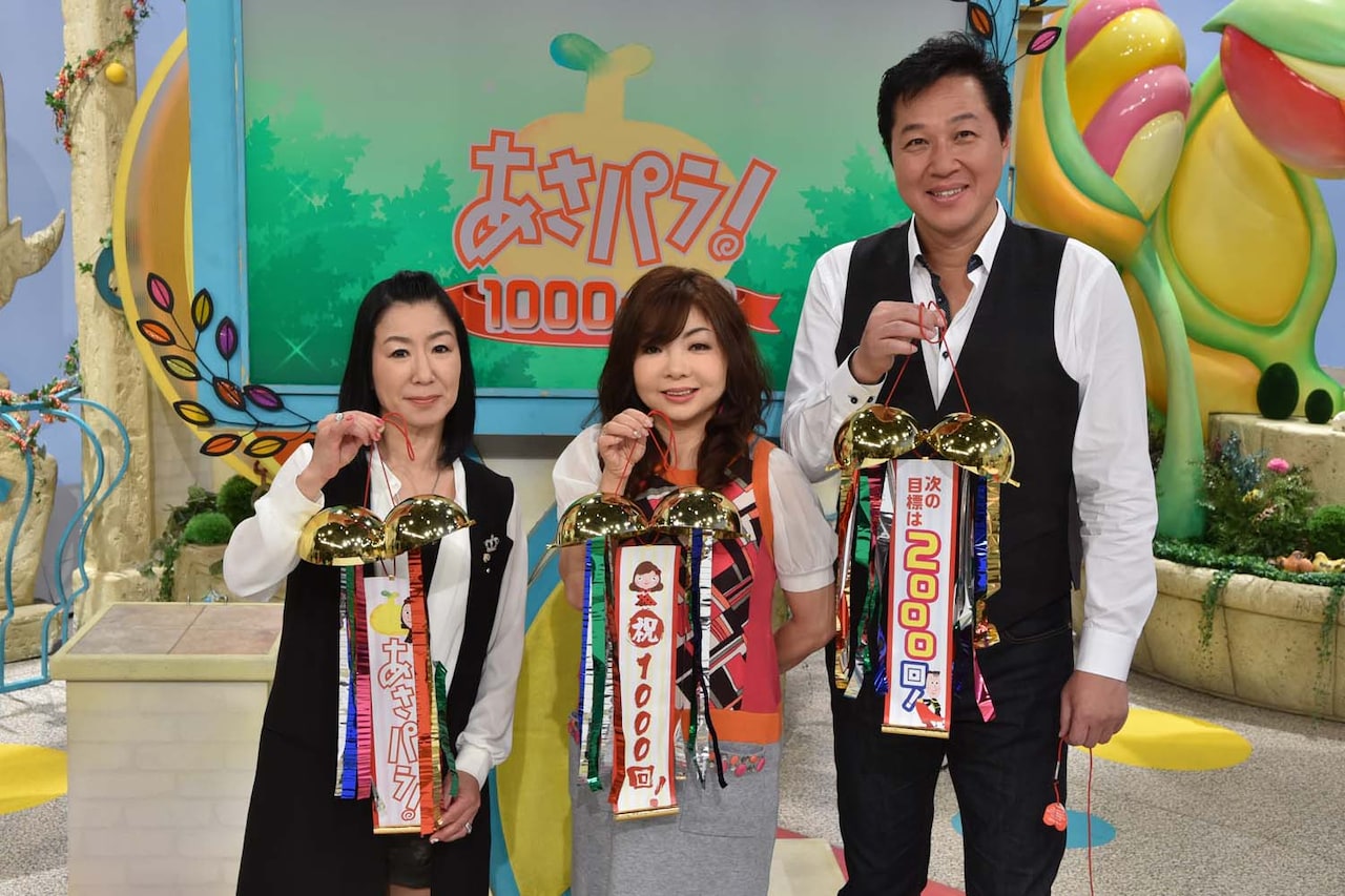 「あさパラ！」司会のハイヒール・リンゴ、ハイヒール・モモコ、川合俊一（左から）。(c)読売テレビ