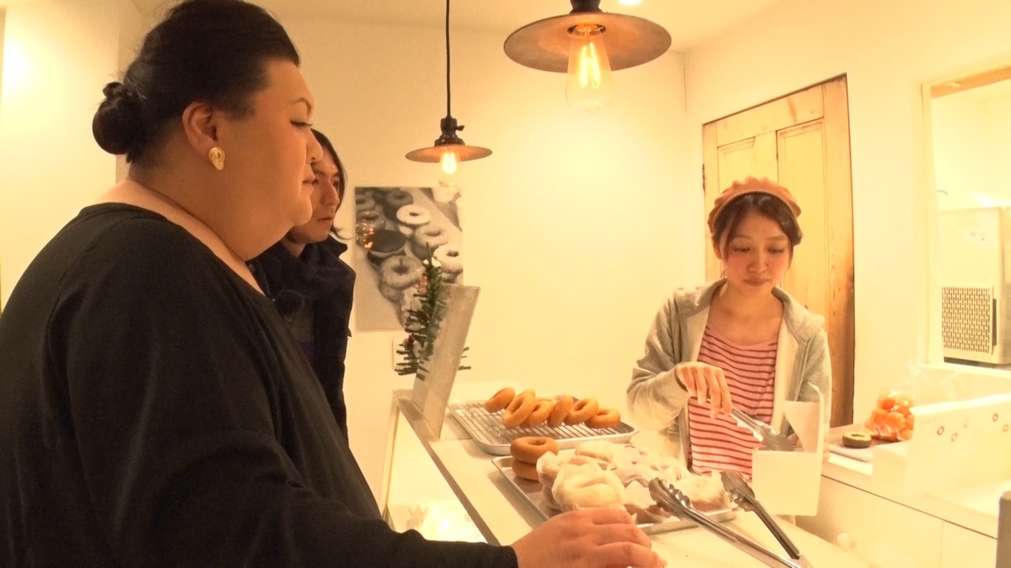 「夜の巷を徘徊する」のワンシーン。(c)テレビ朝日