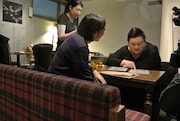 「夜の巷を徘徊する」のワンシーン。(c)テレビ朝日