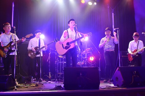 どぶろっかーずのCDリリース発表会の様子。