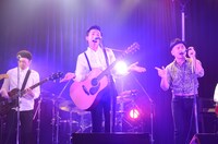 どぶろっかーずのCDリリース発表会の様子。