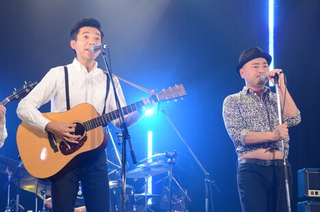 CDリリース発表会で熱唱するどぶろっく。