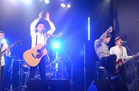 どぶろっかーずのCDリリース発表会の様子。