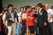 トロフィーと副賞を受け取ったタイムマシーン3号（手前左から2人）。