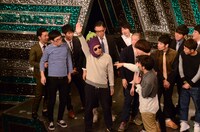 おめかししてきたと手を挙げてアピールする天竺鼠・川原。