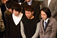 「キツネ目コンビ」のLLR福田（左）とピスタチオ小澤（右）、その間に入るアキナ秋山（中央）。