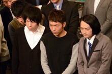 「キツネ目コンビ」のLLR福田（左）とピスタチオ小澤（右）、その間に入るアキナ秋山（中央）。