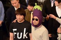 「しいたけとナスビの野菜コンビ」のチーモンチョーチュウ白井と天竺鼠・川原（左から）。