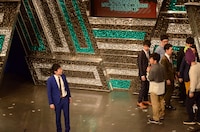 1人ステージに取り残される和牛・川西。