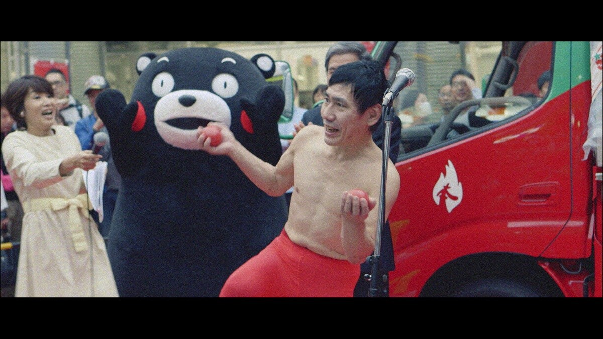 両手にトマトを持ったエスパー伊東が登場、熊本県PR動画