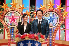 「速報！有吉のお笑い大統領選挙!!2015冬」に出演する有吉弘行（右）とベッキー（左）。(c)テレビ朝日