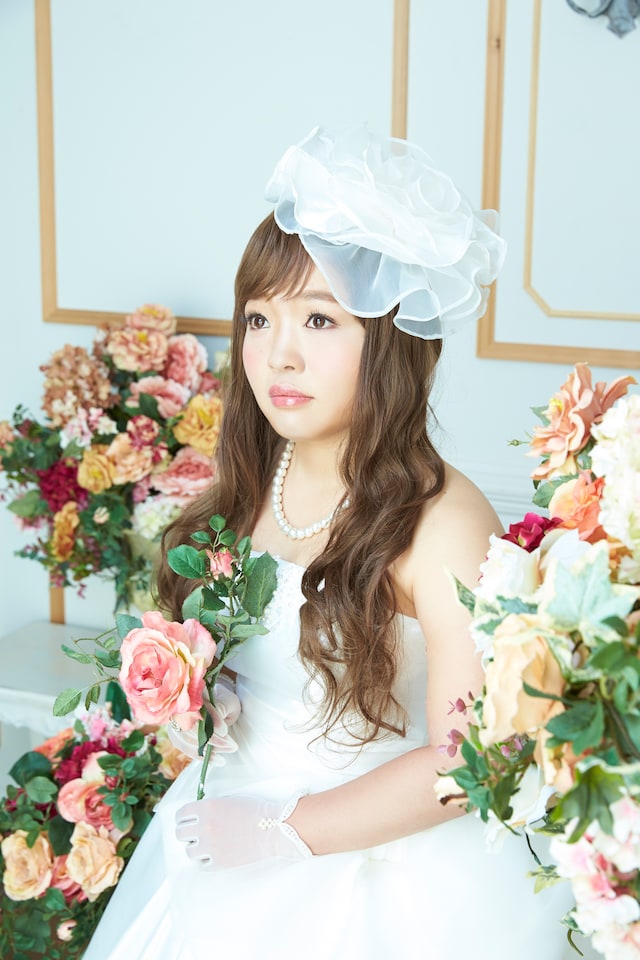 「ロンドンハーツ3時間スペシャル」の「奇跡の1枚」でウエディングドレス姿を披露する、おかずクラブ・オカリナ。(c)テレビ朝日