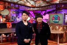 「雨上がりの『Aさんの話』～事情通に聞きました！～」司会の雨上がり決死隊。左から宮迫、蛍原。(c)ABC