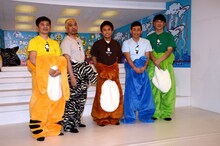 「なんでやねんねん」の発売を記念した囲み取材に出席した（左から）月亭方正、ダウンタウン、ココリコ。