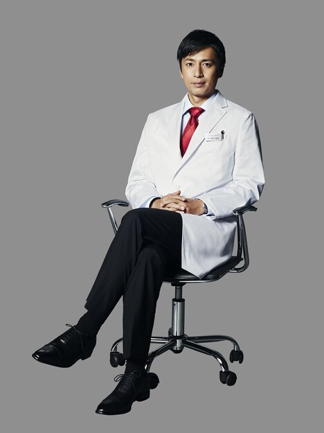 キャンペーンサイト「LOVERS研究所」に登場しているチュートリアル徳井。