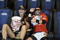 「MX4Dシステム」を体験するレイザーラモン。