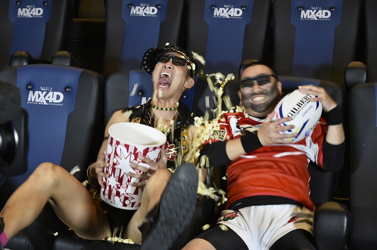 「MX4Dシステム」を体験するレイザーラモン。