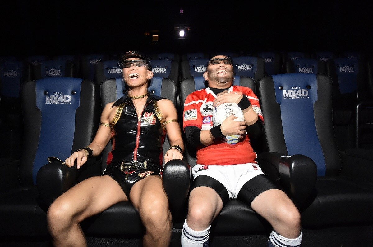 「MX4Dシステム」を体験するレイザーラモン。