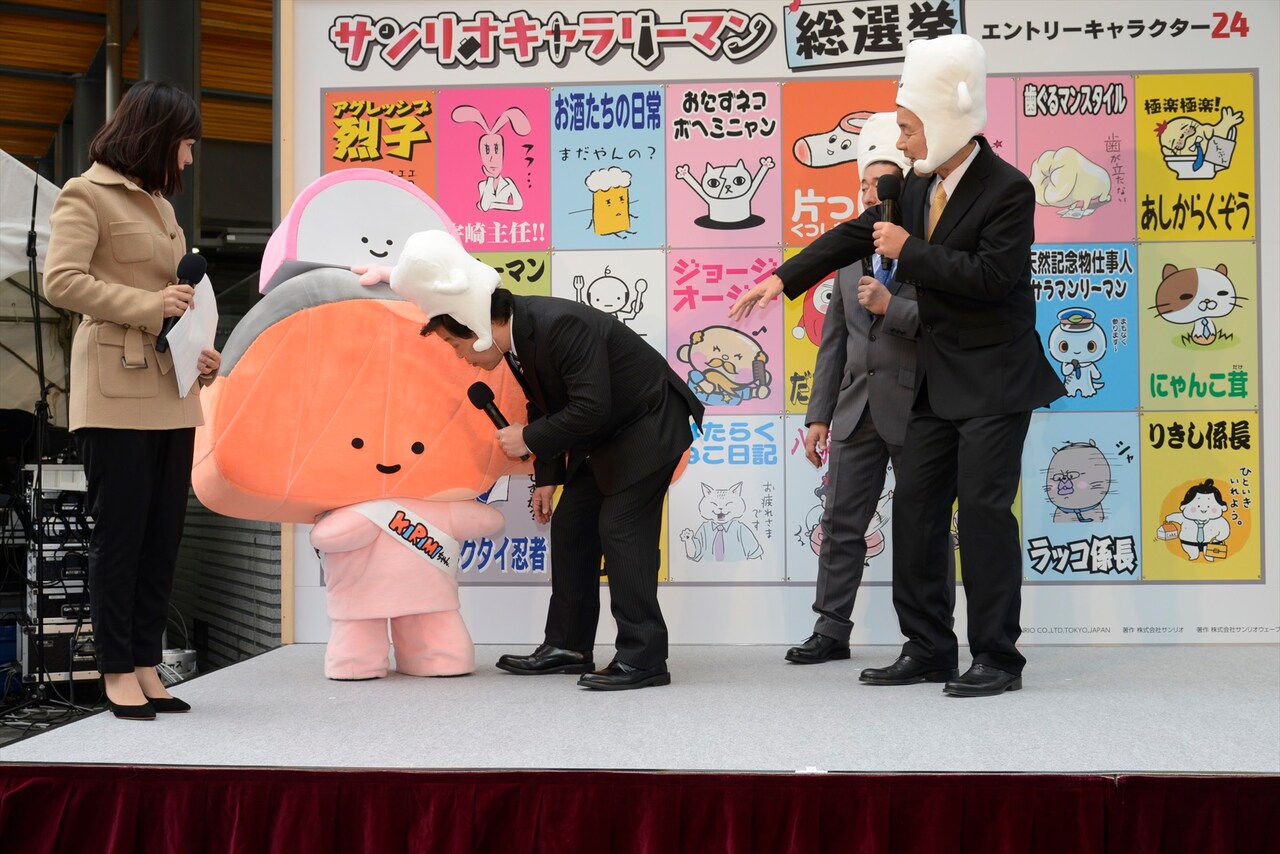KIRIMIちゃん.とキス芸を繰り広げるダチョウ倶楽部・上島（中央）。