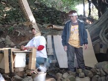 無人島生活で抜群のチームワークを発揮するよゐこ。(c)テレビ朝日