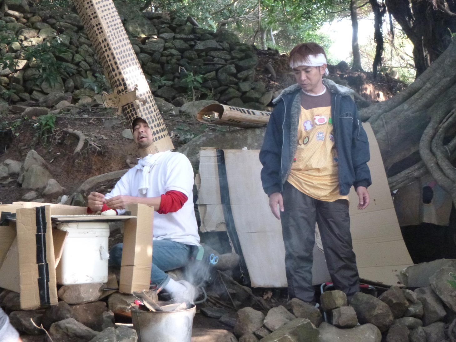 無人島生活で抜群のチームワークを発揮するよゐこ。(c)テレビ朝日