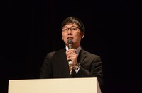 MCを務めた浅越ゴエ。