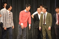 芸歴1年目のアナクロニスティック（左から2人）にすごんで見せるニューヨーク嶋佐（右）。