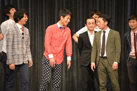 芸歴1年目のアナクロニスティック（左から2人）にすごんで見せるニューヨーク嶋佐（右）。