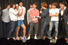 じゃんけんでチョキかと思いきや“スタンガン”を出してしまい怒られるサンシャイン池崎（左から3人目）。