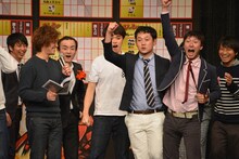 ななまがりに勝利したマシンガンズ（右から2人）。