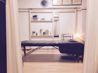 「鍼灸マッサージaman治療院 東京店」の内装。