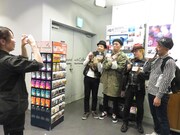 SHIBUYA TSUTAYAで写真撮影をするどぶろっかーず。