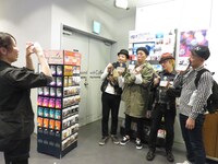 SHIBUYA TSUTAYAで写真撮影をするどぶろっかーず。
